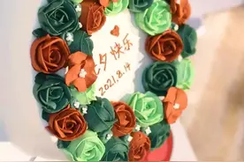 这家传出“七夕”歌声的咖啡店，用的是老物件，钢琴可以随心弹，还回收包装袋兑咖啡图片