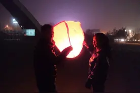 从校服到婚纱！西安这对90后情侣在公租房举办简朴婚礼图片