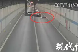罚款！南京多辆摩托车夜间频繁闯入过江隧道图片