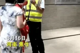 拒绝扫码，大妈竟一巴掌把防疫人员抡倒在地！网友怒了图片