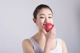 苹果吃多了也胖？最新研究：每天多吃一个苹果，一年会长胖近5公斤图片