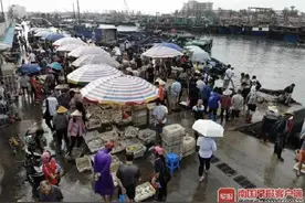 开海后大批海鲜在北海、防城港上岸，海鲜格降幅大，花蟹20元一斤广西人实现海鲜自由图片