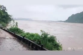 突发！四川雅康高速康定至雅安方向山体出现塌方，道路中断图片