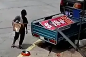 大妈捡废品当着狗的面拿走其铁饭碗，狗子一脸懵图片