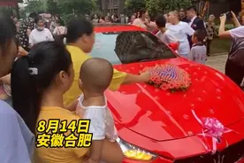婚车用棒棒糖装饰，新娘没下车就被众人抢精光，司机：车标都断了图片