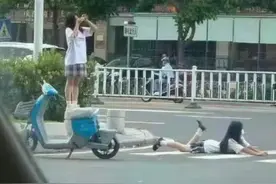 河源两女孩趴在马路口拍照：无视来往车辆，斑马线上狂摆姿势视频封面