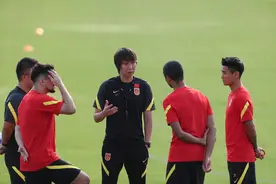 国足训练前，李铁找郭田雨聊了八分钟图片
