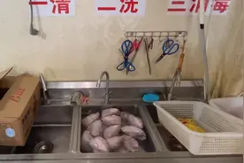 蜘蛛网、老鼠屎……知名炸鸡店后厨冲上热搜！这一幕看吐了图片