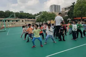 秀秀我家的体育课 | 朝晖实验小学：每周一节击剑课，还有自己的击剑馆图片