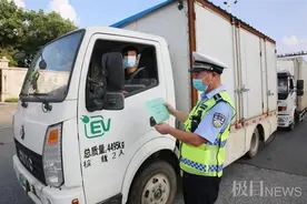武汉街头，这对父子的一幕看湿了我们的眼睛图片