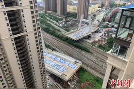 武汉万吨级“空中巨无霸”成功转体跨越京广铁路线图片
