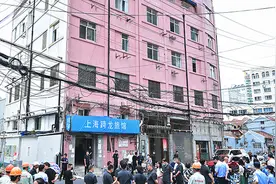 用汽车封堵大门的钉子户旅馆终于搬走了 法院强力执行助力旧区改造工作顺利推进图片