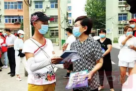 三门峡：“防疫宝典”送到百姓家门口图片