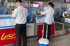 为转运捐献器官，南宁一航班延迟起飞图片