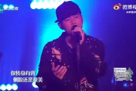 周杰伦无预警「现身」大陆晚会！连飙2首歌…网一听傻了：嗓子出问题图片