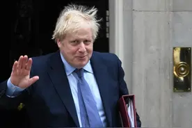约翰逊拨快手表十几分钟避免迟到，英网友嘲讽：修图忘了修手表的部分？图片