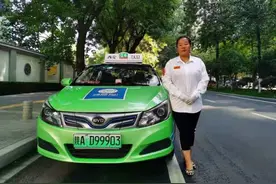 夫妻档车上有个“百宝箱”图片