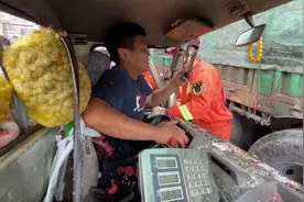 男子遇车祸被救援 接到孕妻电话求消防员别出声：“你们先别说话，我老婆给我打电话了”图片