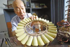 七旬老人用竹棍书写人生图片