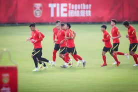 中超为世界杯让路三个月，球迷孤单寂寞时，俱乐部能否用诚意打开他们的荷包？图片