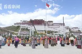 西藏和平解放70周年：布达拉宫广场举行群众联欢活动图片