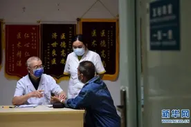 河北沧州：医师节致敬退而不休的老医生图片