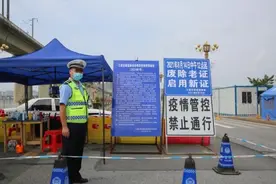 特警儿子街头偶遇交警父亲，他们都在做同一件事图片