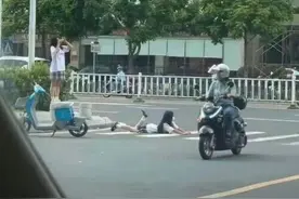 俩女孩趴在斑马线上拍照，身旁车来车往……警方通报图片