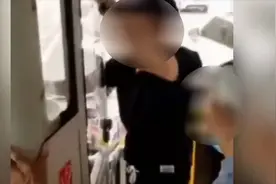 哈尔滨一公交司机与乘客争执后逆行冲至桥栏 警方通报：司机被刑拘图片