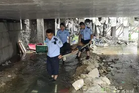 老人坠落河道，民警救援化险为夷图片