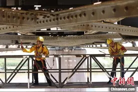 “桥隧医生”如“蜘蛛人”攀爬在黄河大桥上为铁路听诊图片