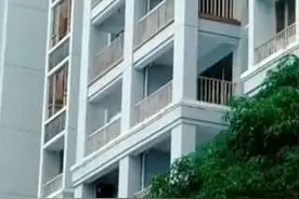 女孩悬空8楼阳台外 保安百米速度冲上楼救人图片