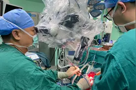 每年都吃蛇肉、生蛇胆，年轻男子脑内盘着条六厘米长寄生虫视频封面