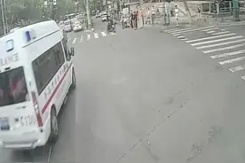 公交司机两度让行救护车，连交警都向他挥手致意图片