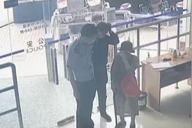 8旬阿尔茨海默症阿婆外出迷路 警民合力帮她回家图片