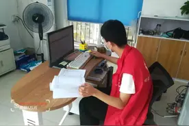 失去一只眼睛，18岁男孩却立志成为保安父亲的骄傲，高考梦圆了图片