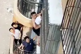 身悬楼外，男老师徒手爬楼托举20分钟救幼童图片