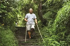 烂柯山下，有支“老弱病残”健身队图片