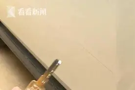 损失2万！被按喇叭催促 女子连刮23部车报复图片