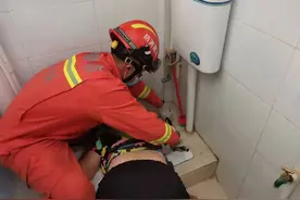 海口一老人为捡毛巾，整只手卡进便池图片