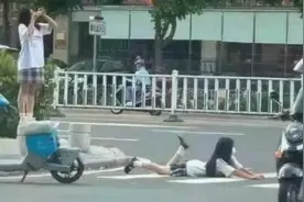 河源两名十几岁女孩斑马线爬行拍照：模仿网红博主，觉得好看视频封面