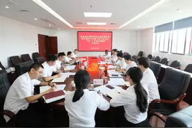 贵阳经开区管委会主任徐进调研贵阳经开区投资促进和商务局，宣讲习近平总书记“七一”重要讲话精神图片