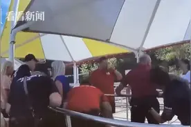 恐怖！女子排队等坐过山车 突然被掉落的金属物体砸中头部图片