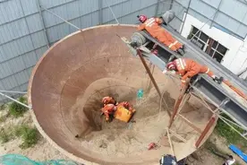 果然视频｜工人清理漏斗形容器被埋沙中，烟台消防员徒手挖掘施救图片