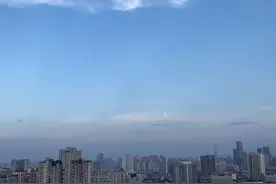 月亮爬上白云朵，快抬头看图片