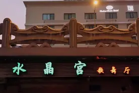杭州有家“立交桥下的歌舞厅”，开了26年，票价仅5元图片