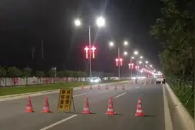 男子半夜弃车跑向下水道，同事跟着一起跑，被抓后竟说：看到他跑就跟着了图片