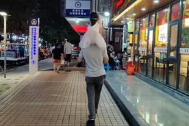 4岁女孩陪父亲每天跑网约车10多小时，暖心感谢乘客图片