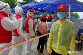 嗓子哑了、双手发白、脚底磨出大水泡，这位抗疫志愿者还有特殊身份图片