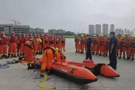 郑州消防停止探亲休假，全员在岗、高度戒备应对暴雨图片